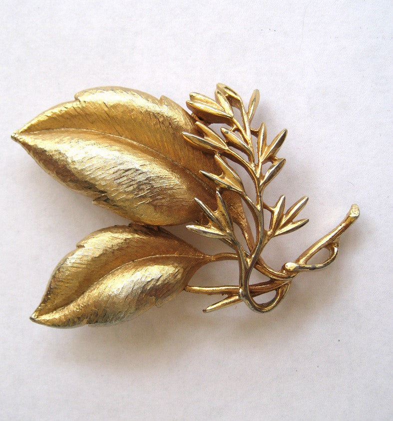 Sarah Coventry Gold tone Leaf Demi Parure - Pin/Earrings - D